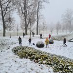 Uczniowie bawią się na śniegiem