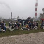 uczniowie na placu zabaw Kieleckiego Parku Technologicznego
