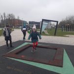 uczniowie na placu zabaw Kieleckiego Parku Technologicznego