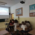 Uczniowie oglądają prezentacje multimedialną