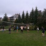 Uczniowie grają w siatkówkę