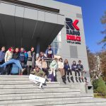 Uczniowie przed budynkiem Radia Kielce