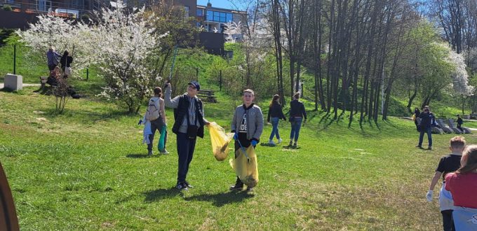 Uczniowie podczas akcji sprzątania terenu wokół Zalewu Kieleckiego