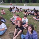 Uczniowie na wycieczce we Wrocławiu przed fontanną