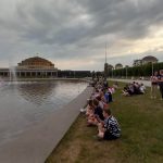 Uczniowie na wycieczce we Wrocławiu - fontanna tańcząca