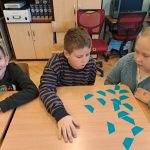 Uczniowie układają domino matematyczne