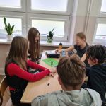 Uczniowie grają w grę planszową