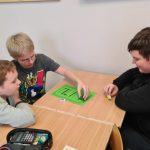 Uczniowie grają w grę planszową