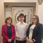 laureat z nauczycielem przygotowującym i dyrektorem szkoły