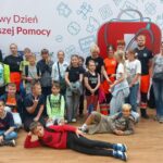 Uczniowie podczas wykonywania ćwiczeń z udzielania pierwszej pomocy