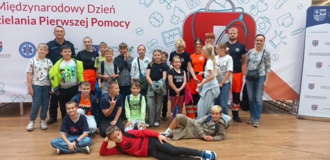 Uczniowie podczas wykonywania ćwiczeń z udzielania pierwszej pomocy