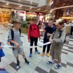 Uczniowie podczas wykonywania ćwiczeń z udzielania pierwszej pomocy