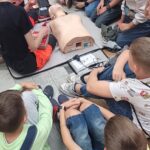 Uczniowie podczas wykonywania ćwiczeń z udzielania pierwszej pomocy