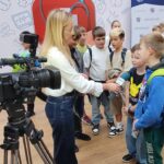 Uczniowie podczas wykonywania ćwiczeń z udzielania pierwszej pomocy