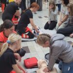 Uczniowie podczas wykonywania ćwiczeń z udzielania pierwszej pomocy