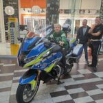 Uczniowie podczas wykonywania ćwiczeń z udzielania pierwszej pomocy