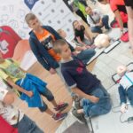Uczniowie podczas wykonywania ćwiczeń z udzielania pierwszej pomocy