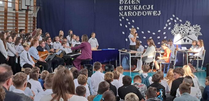 uczniowie podczas akademii