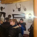 Uczniowie podczas zwiedzania muzeum
