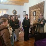 Uczniowie podczas zwiedzania muzeum