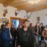 Uczniowie podczas zwiedzania muzeum