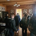 Uczniowie podczas zwiedzania muzeum