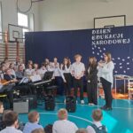 uczniowie i p. Dyrektor podczas akademii