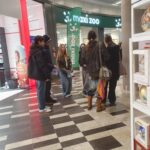 Uczniowie odpytujący przechodniów z tabliczki mnożenia