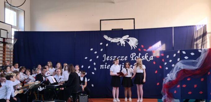 Uczniowie podczas akademii