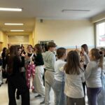 Uczniowie podczas tanecznych zabaw