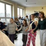 Uczniowie podczas tanecznych zabaw