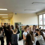 Uczniowie podczas tanecznych zabaw