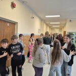 Uczniowie podczas tanecznych zabaw