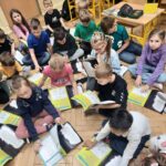 Uczniowie podczas zajęć warsztatowych