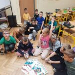 Uczniowie podczas zajęć warsztatowych