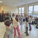 Uczniowie podczas tanecznych zabaw