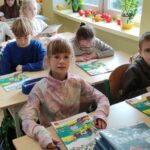 Uczniowie podczas zajęć warsztatowych