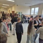 Uczniowie podczas tanecznych zabaw