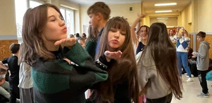 Uczniowie podczas tanecznych zabaw