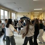 Uczniowie podczas tanecznych zabaw