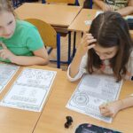 Uczniowie podczas gier i zabaw z tabliczką mnożenia