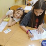 Uczniowie podczas gier i zabaw z tabliczką mnożenia