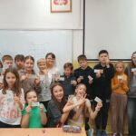 Uczniowie podczas gier i zabaw z tabliczką mnożenia