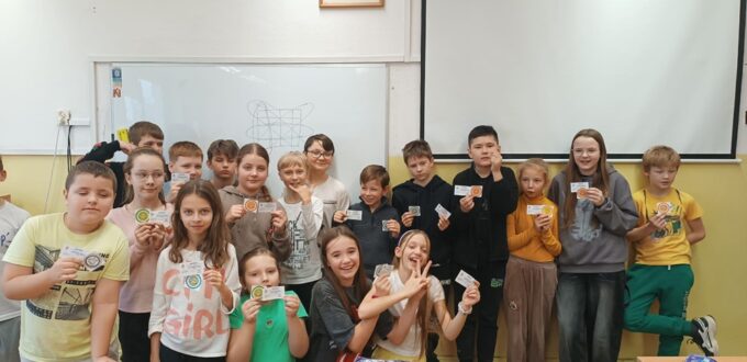 Uczniowie podczas gier i zabaw z tabliczką mnożenia