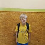 Dzień życzliwości - uczniowie ubrani na żółto