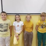 Dzień życzliwości - uczniowie ubrani na żółto