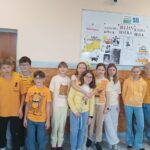 Dzień życzliwości - uczniowie ubrani na żółto