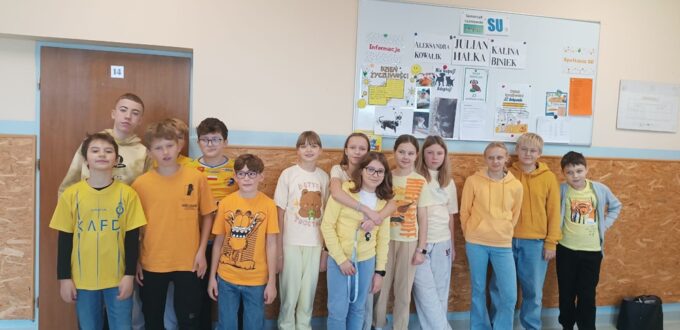 Dzień życzliwości - uczniowie ubrani na żółto