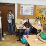 Uczniowie podczas gier i zabaw z tabliczką mnożenia