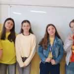 Dzień życzliwości - uczniowie ubrani na żółto